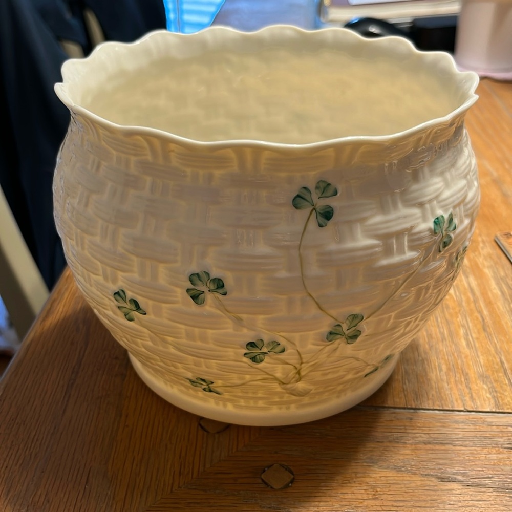 Belleek Shamrock Kylemore Planter
